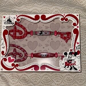 DISNEY MICKEY AND MINNIE MOUSE VALENTINES COLLECTABLE KEYS
